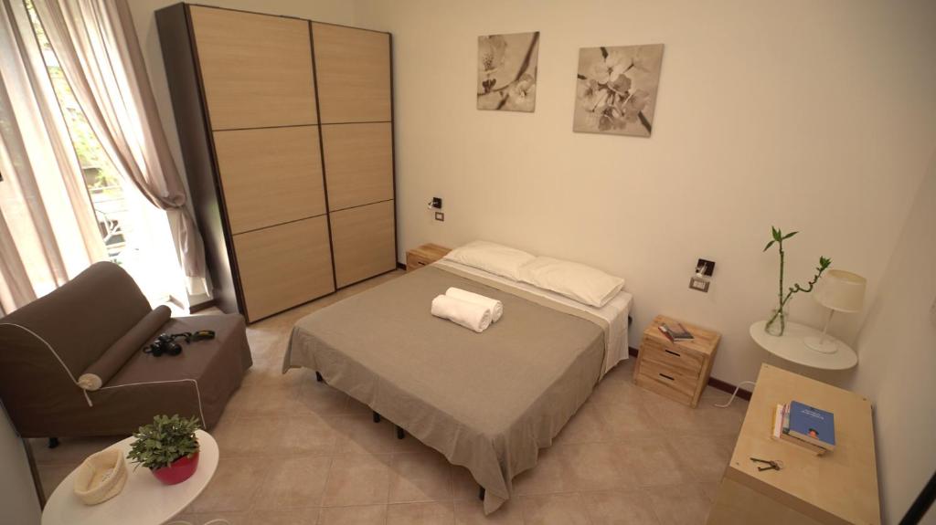 罗马多莫斯阿梅卡旅馆的一间小卧室,配有一张床和一把椅子