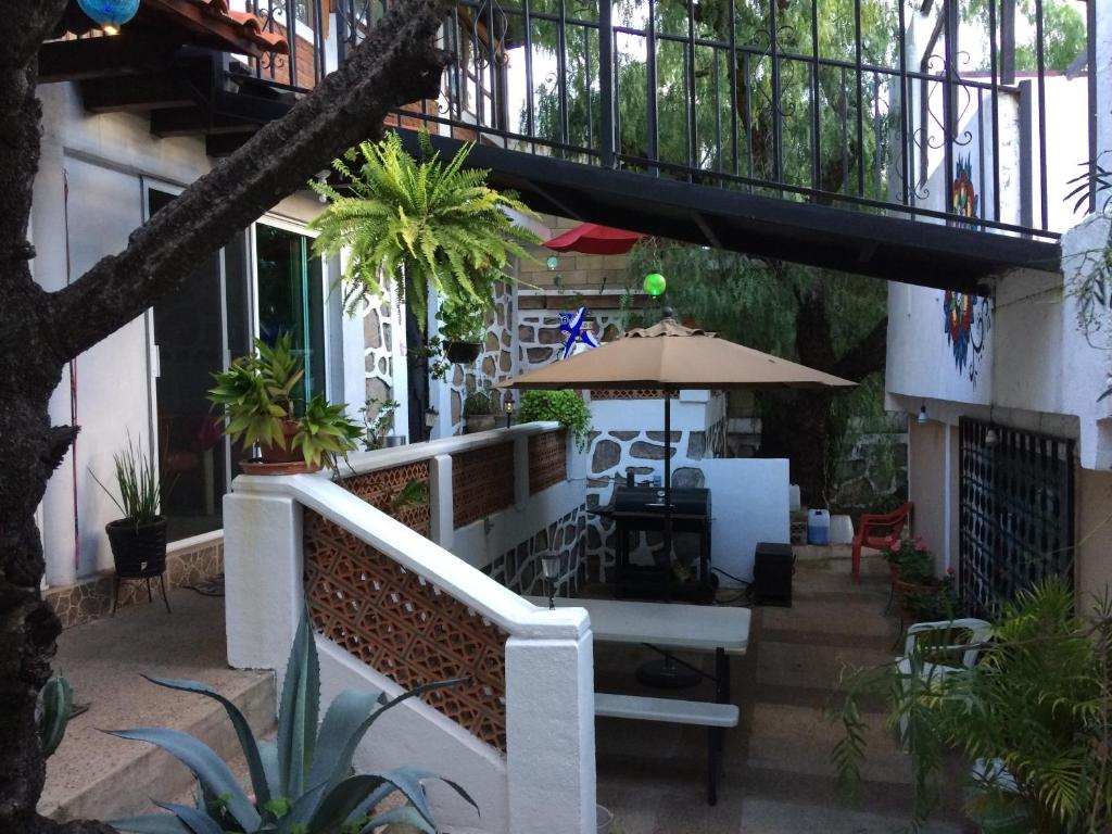 瓜纳华托Las Enredaderas的户外庭院配有桌子和遮阳伞。