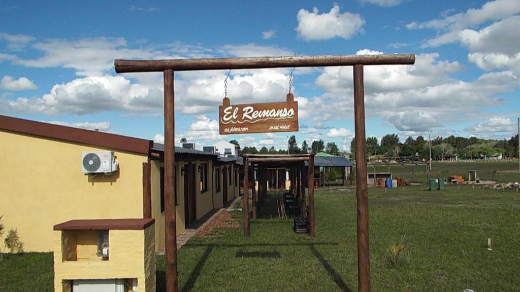 阿尔米隆温泉El Remanso De Almiron的标有酒吧破损标志的建筑物