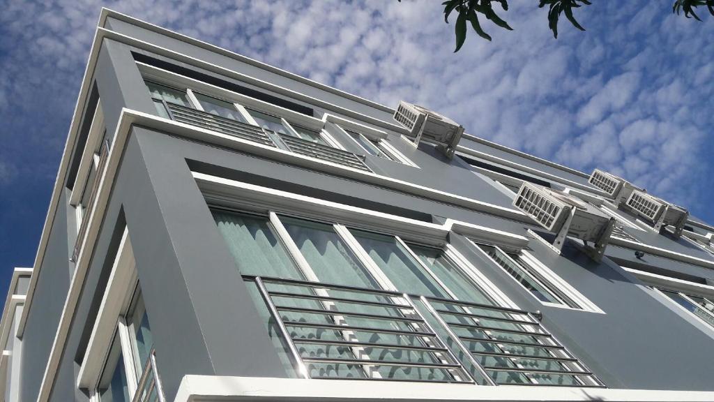 梭桃邑亚洲海滩公寓的白色的建筑,窗户在建筑的一侧