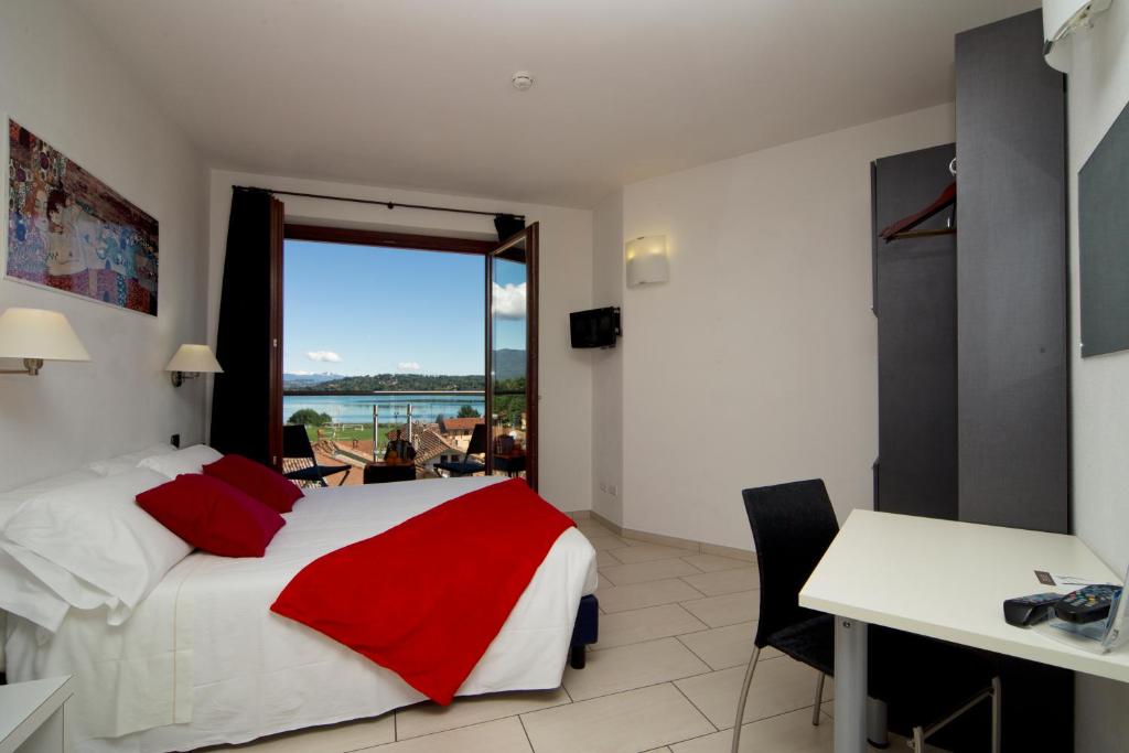 卡德泽特拉洛坎达酒店的一间卧室配有一张床、一张书桌和一个窗户。