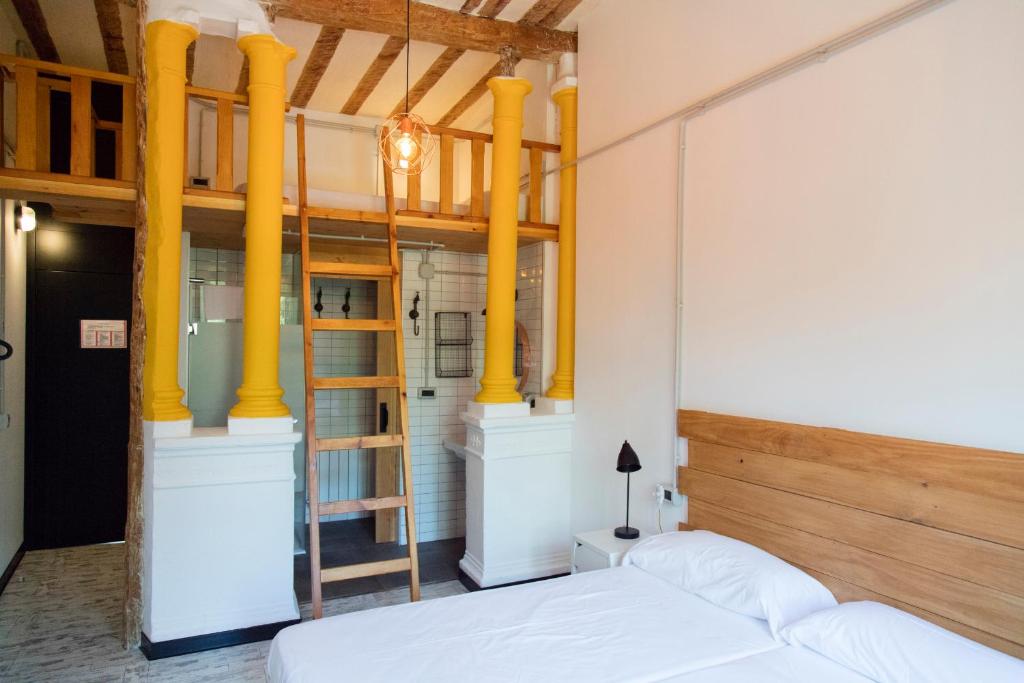 昆卡Green River Hostel的一间卧室配有一张床和黄色柱子