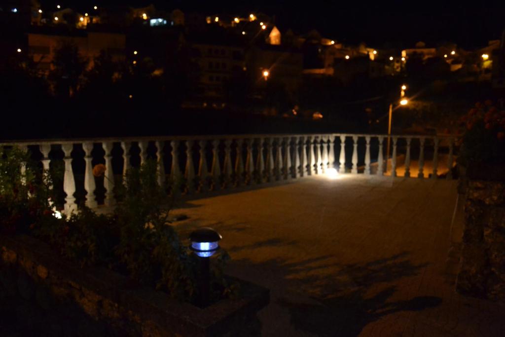 洛里加Casa da Ponte do Arrocho的享有桥的夜景