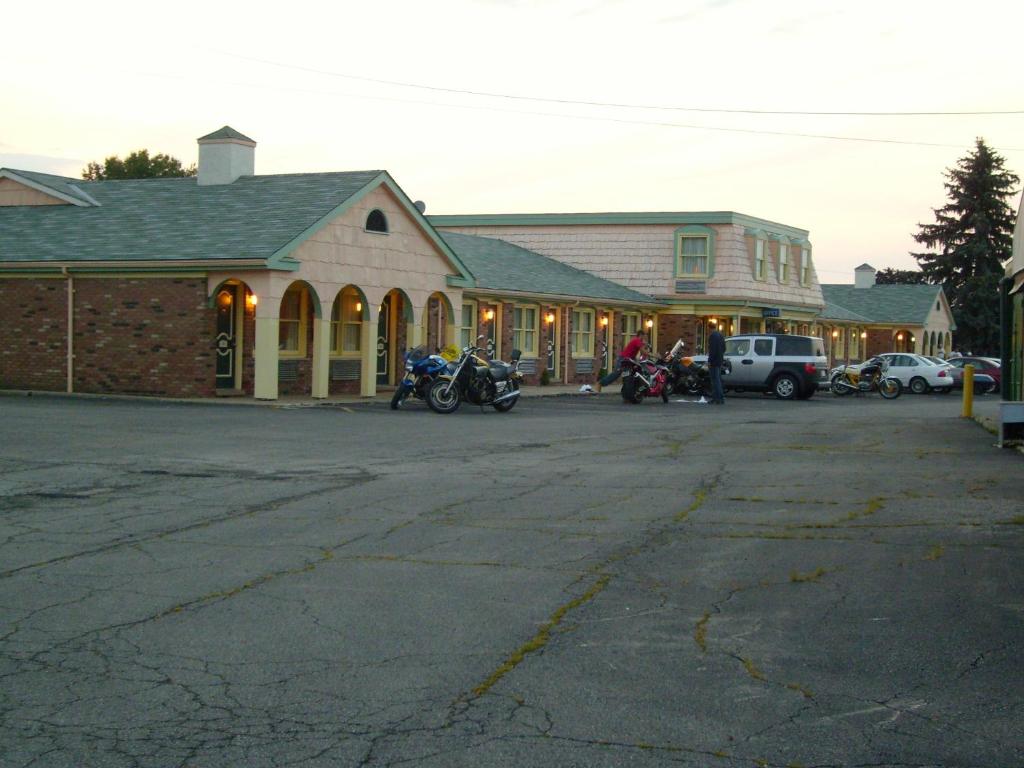 Shelby瑞莱克斯酒店 - 谢尔比的停在大楼前的一组摩托车