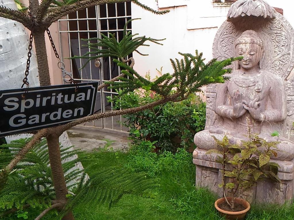普里Madhusmruti的花园中的雕像,有街标