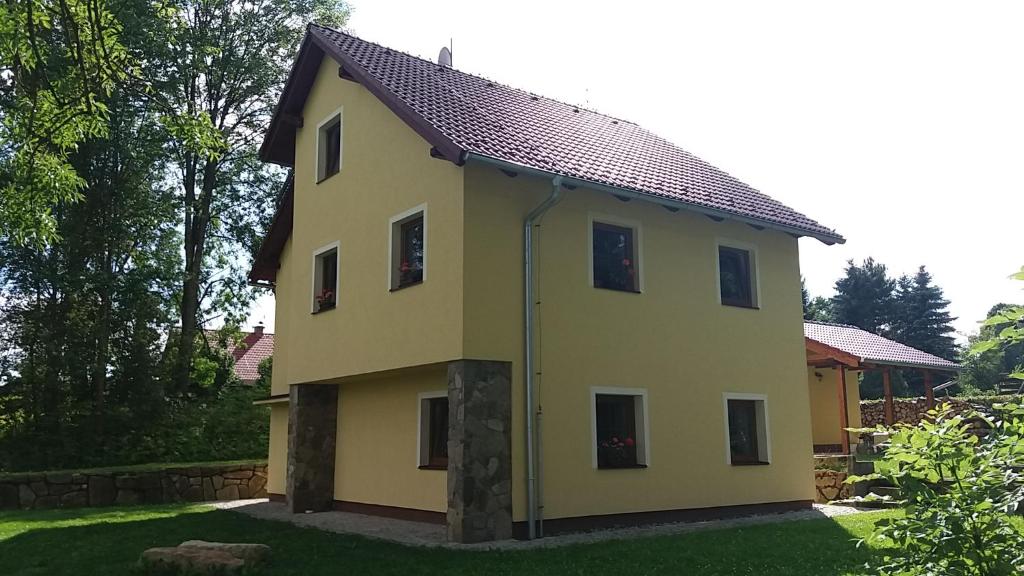 霍尼普拉纳Horní Planá的黄色的屋顶房屋