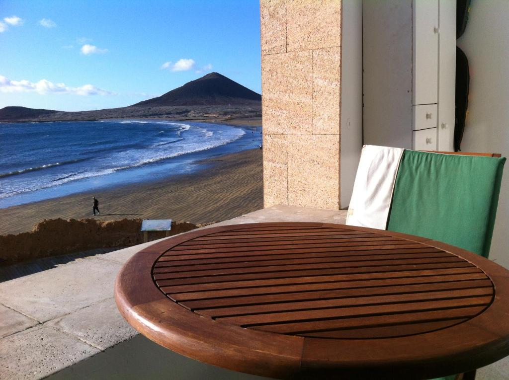 厄尔梅达诺Medano View的一张木桌,位于一个享有海滩美景的阳台上