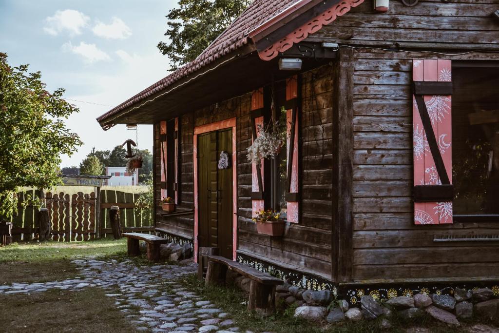 GataučiaiSunny Nights Homestead Rustic House的木房子,设有门廊和门