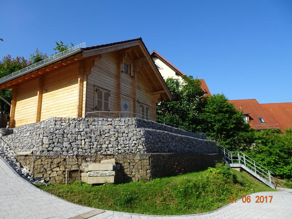 韦尼格罗德Ferienhaus Blick Hasserode的房屋前的石墙