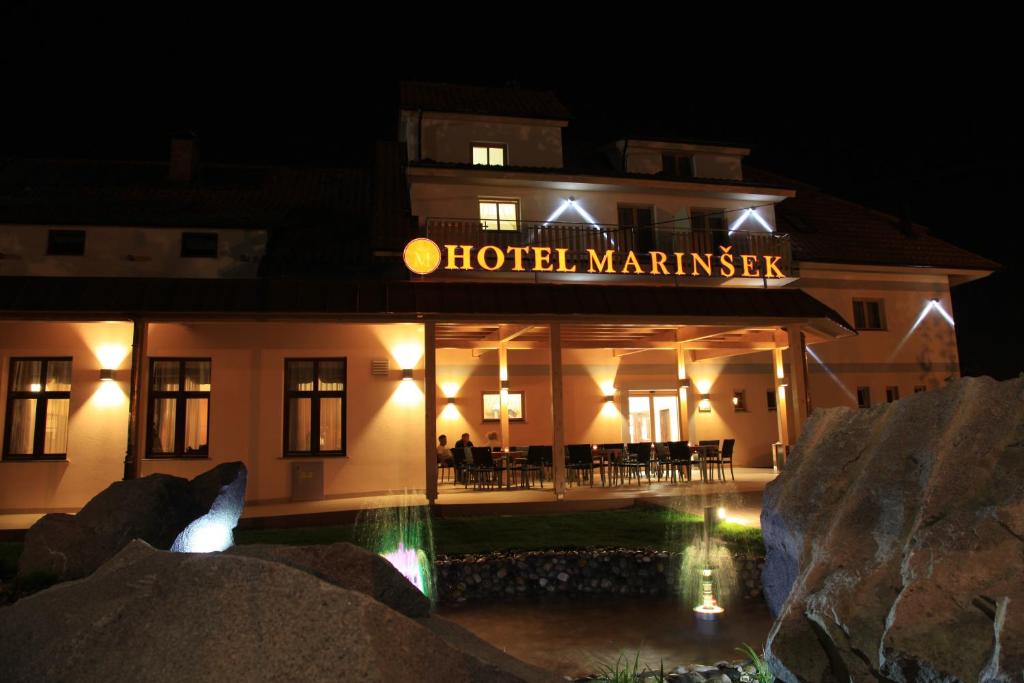 Naklo马琳酒店的一家晚上有标志的酒店,上面写着酒店海员的读物
