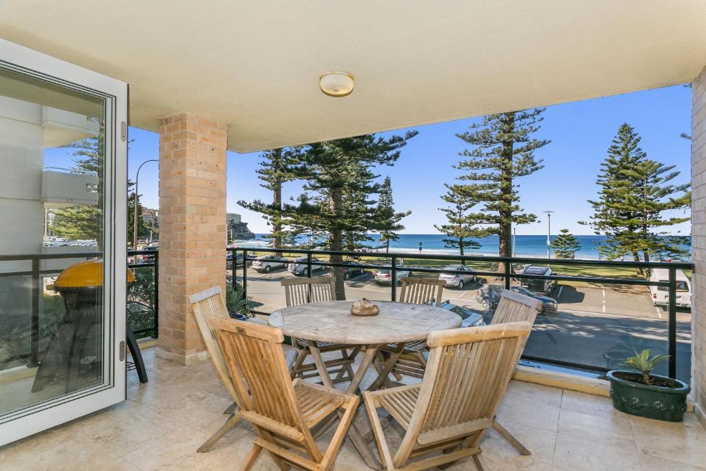 悉尼黄金英里海滨公寓的海景露台配有桌椅