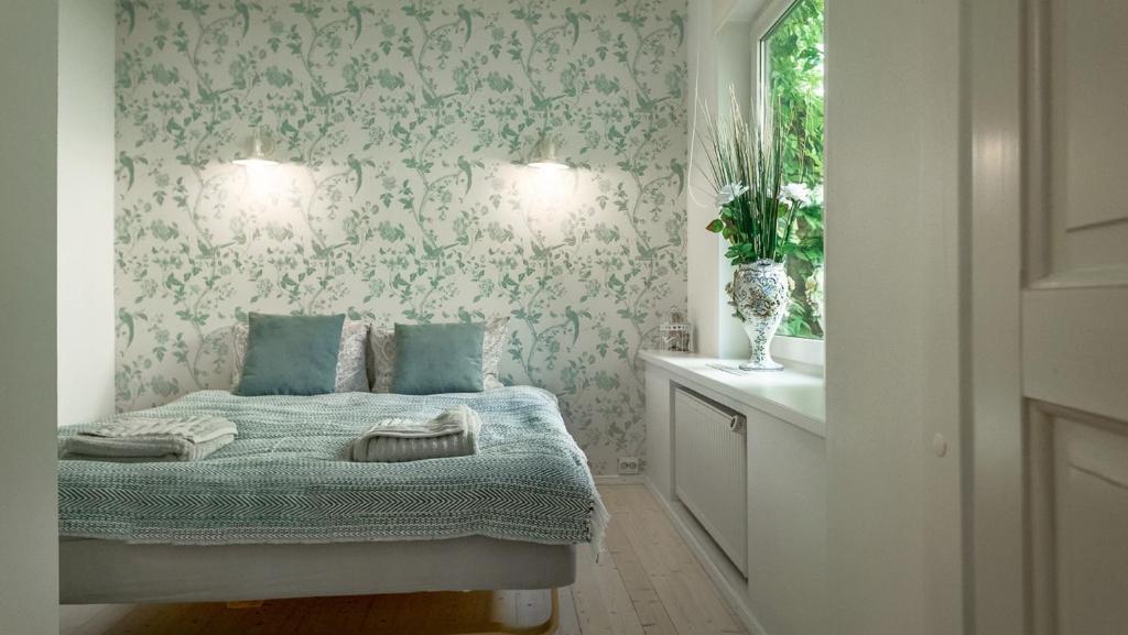 派尔努Best Stay-Pärnu Villa的一间卧室设有一张床和一个窗口