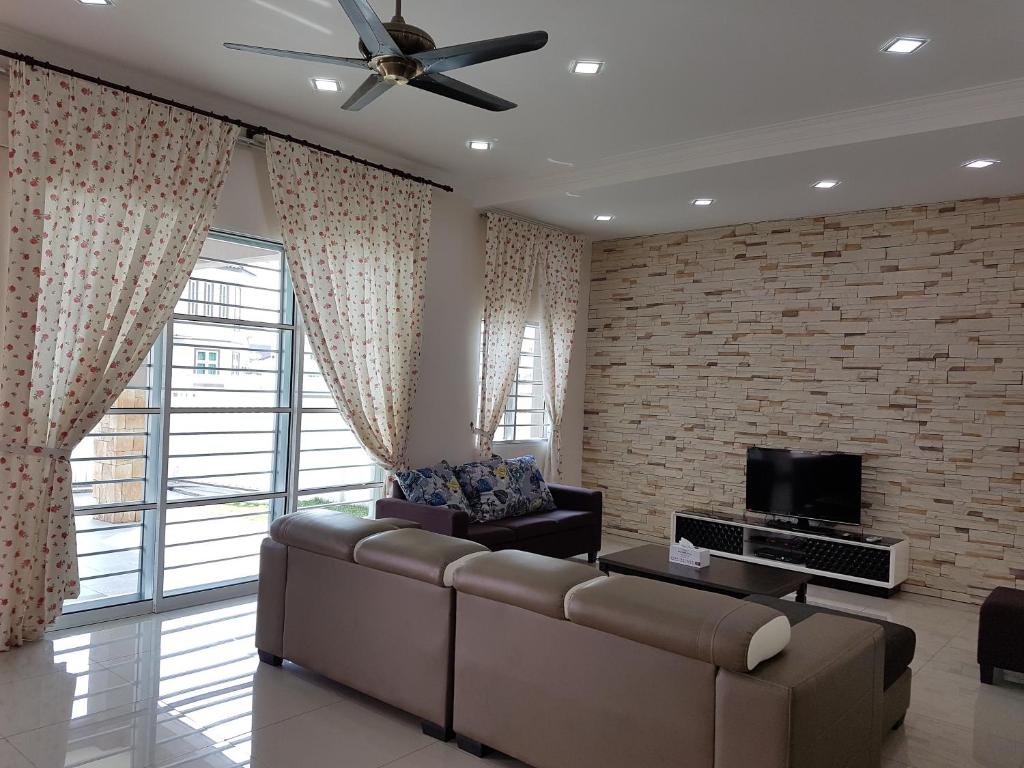 实兆远Sitiawan Homestay Entire Semi D home的带沙发和电视的客厅