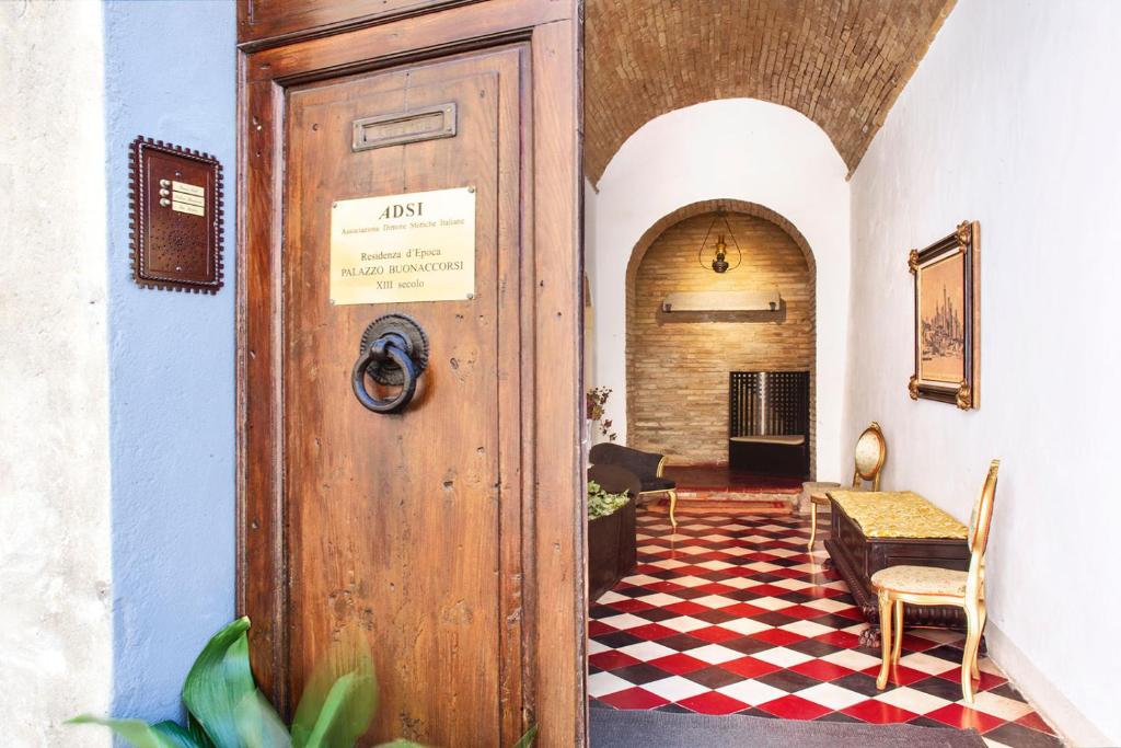 圣吉米纳诺波纳科斯时代皇宫住宅酒店的通往带 ⁇ 板的房间的门