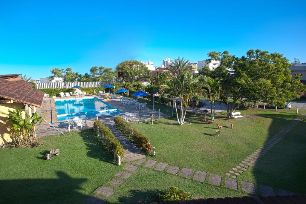 瓜拉派瑞Hotel Pousada Caminho da Praia的享有带游泳池的度假村的空中景致