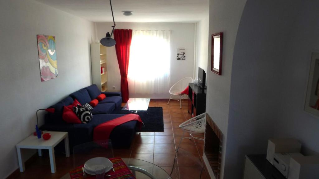 丰特-德彼德拉Lagunilla Rural的客厅设有蓝色的沙发和窗户。