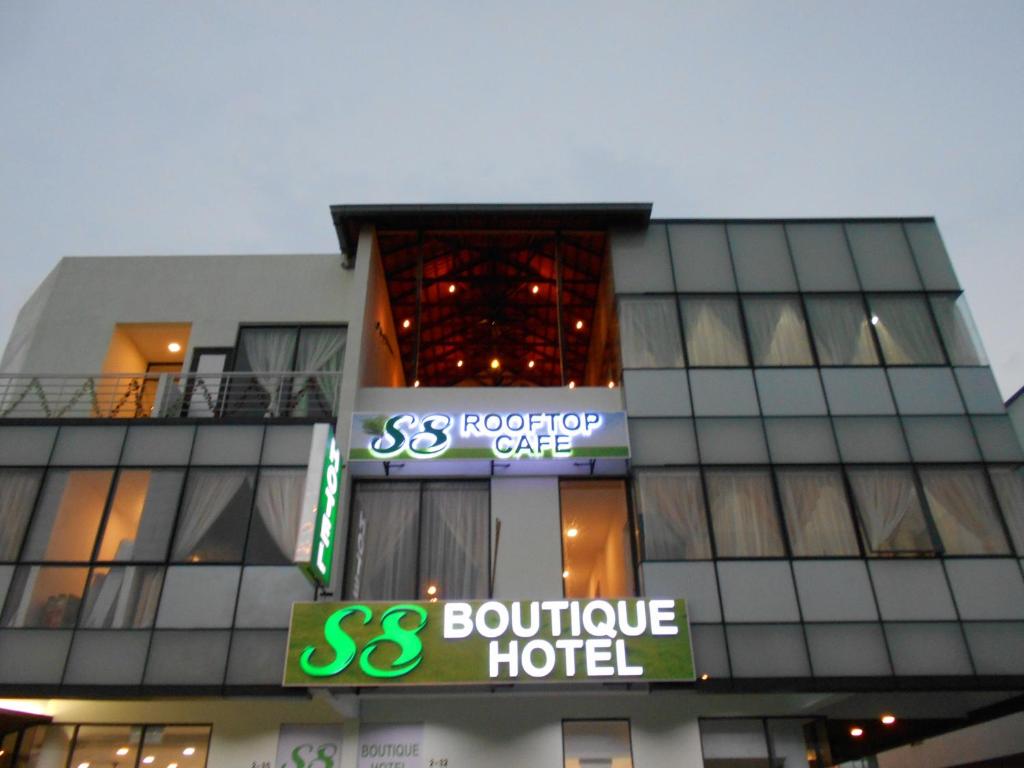 雪邦S8 Boutique Hotel near KLIA 1 & KLIA 2的一座带有精品旅馆标志的建筑