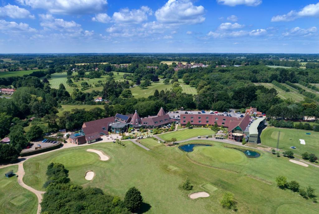 伍德布里奇Ufford Park Resort的享有带高尔夫球场的房屋的空中景致