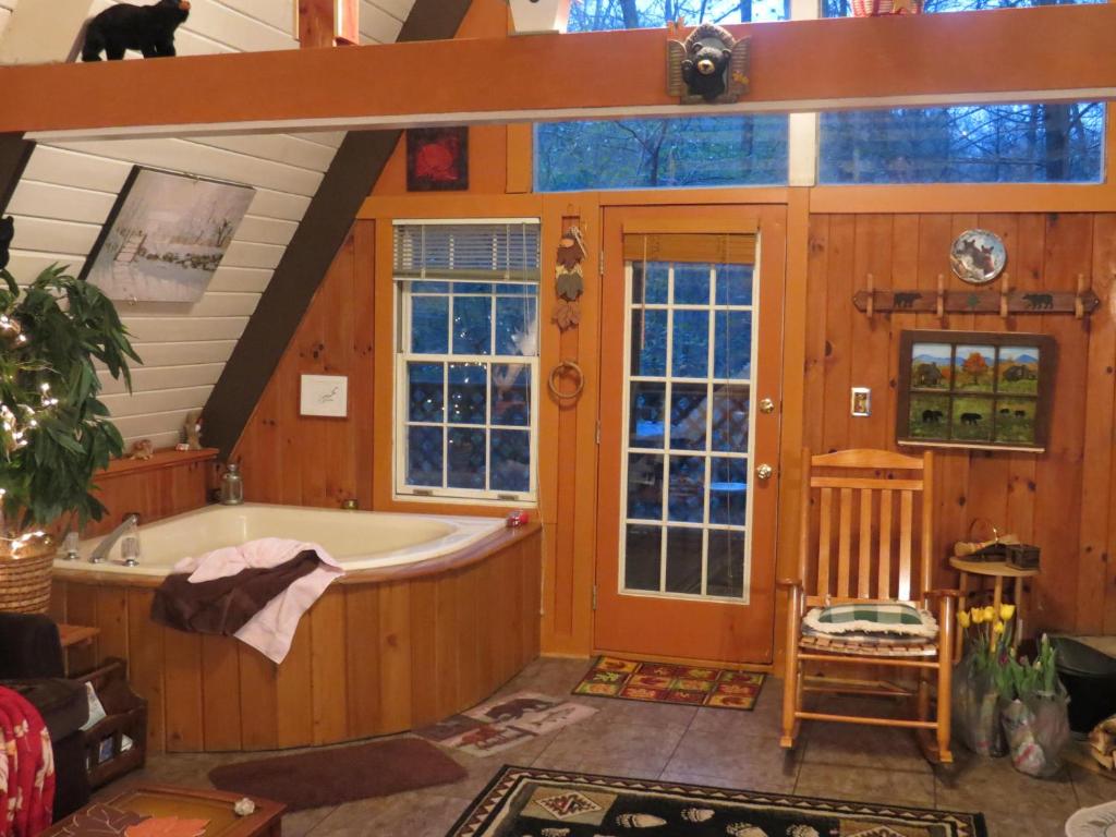 加特林堡Buckberry Creek Chalet的带浴缸和窗户的大浴室