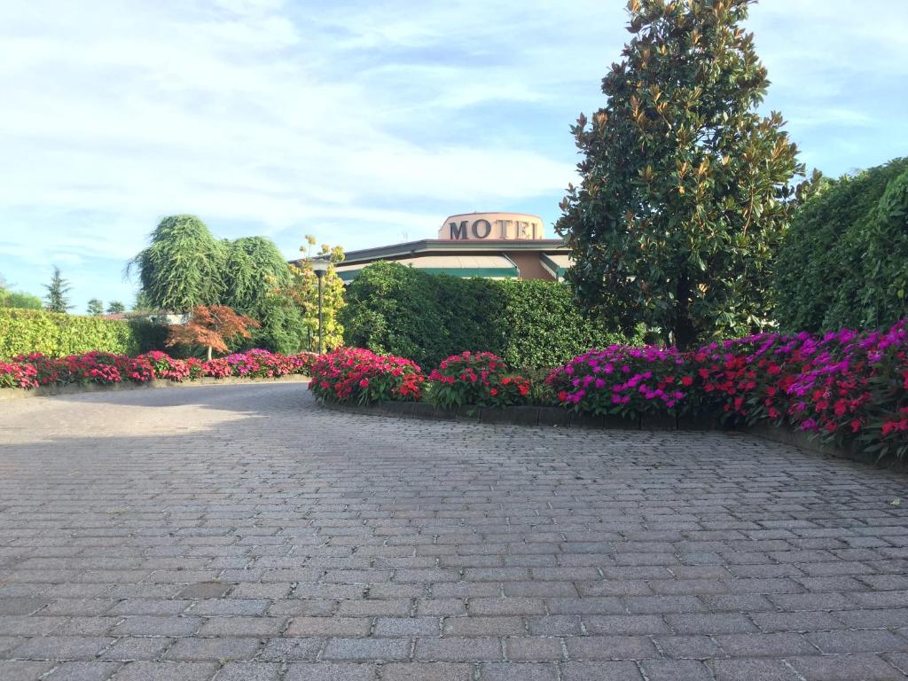 塞格拉泰露娜汽车旅馆酒店 的花卉园,建筑背景