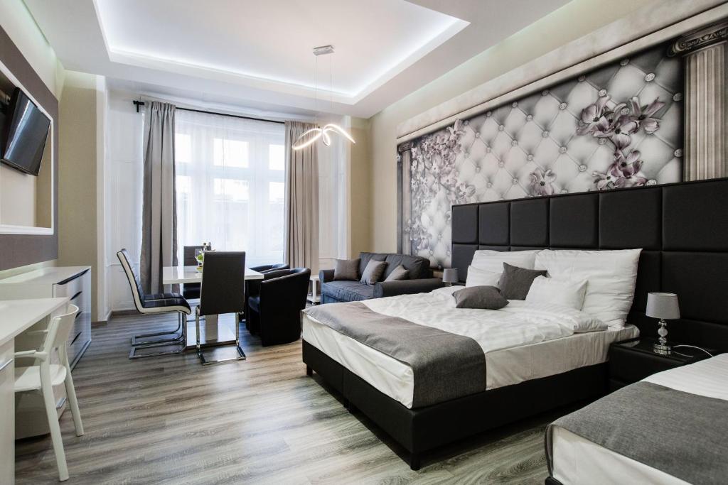 布达佩斯A Golden Star Modern Luxury Apartments and Suites Budapest的一间卧室配有一张大床和一张书桌
