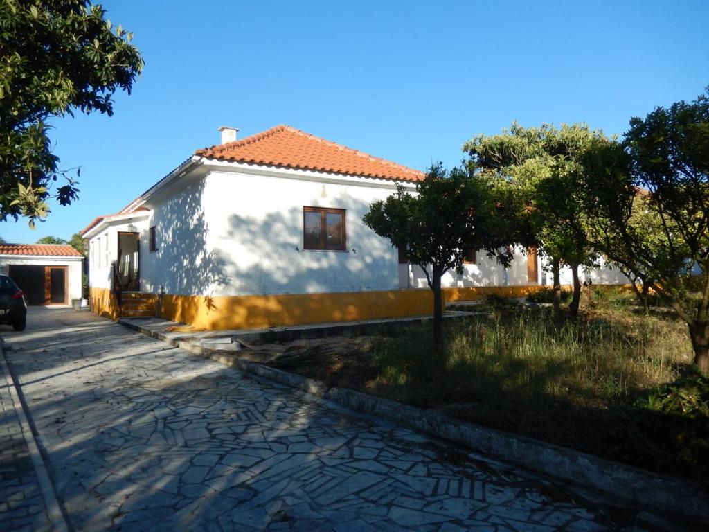 帕尔梅拉奎恩塔拉昂吉艾尔艾拉贝达住宿加早餐旅馆的街上有红色屋顶的白色房子