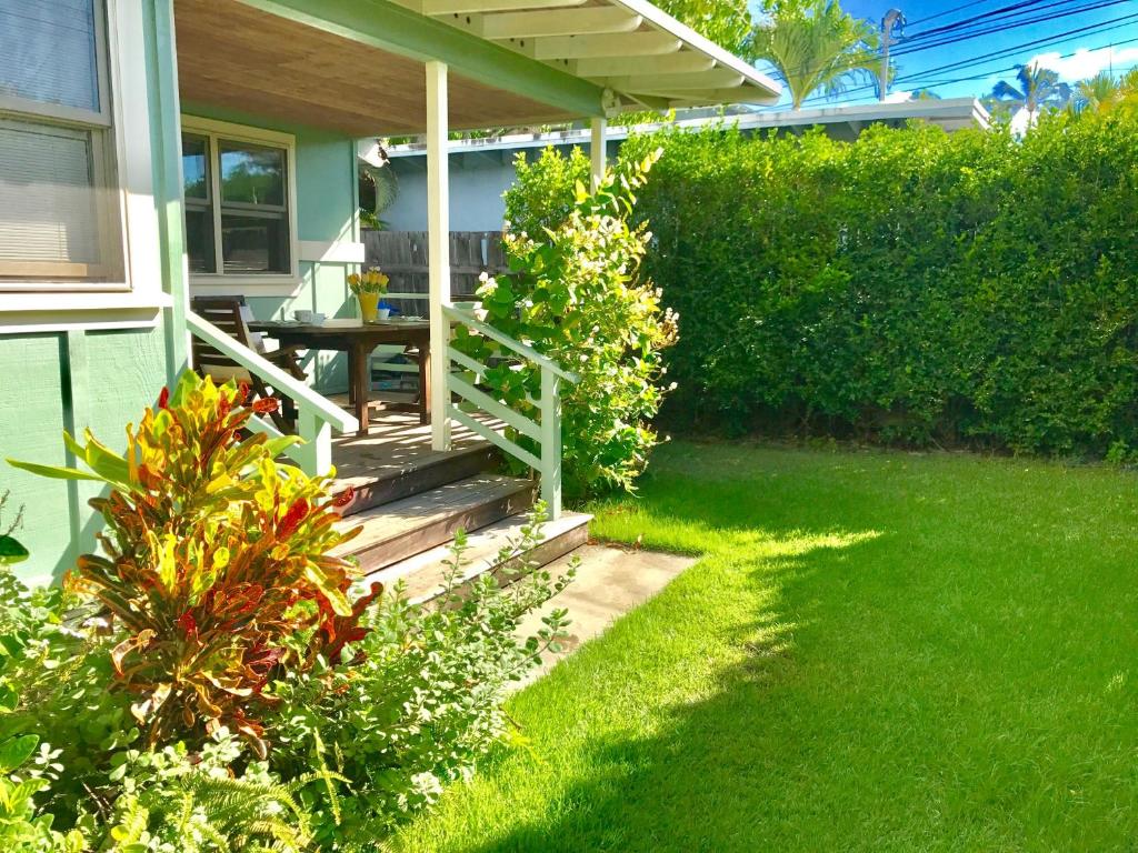 凯卢阿Beautiful Guest House Kailua Beach的一个带木楼梯门廊的房子