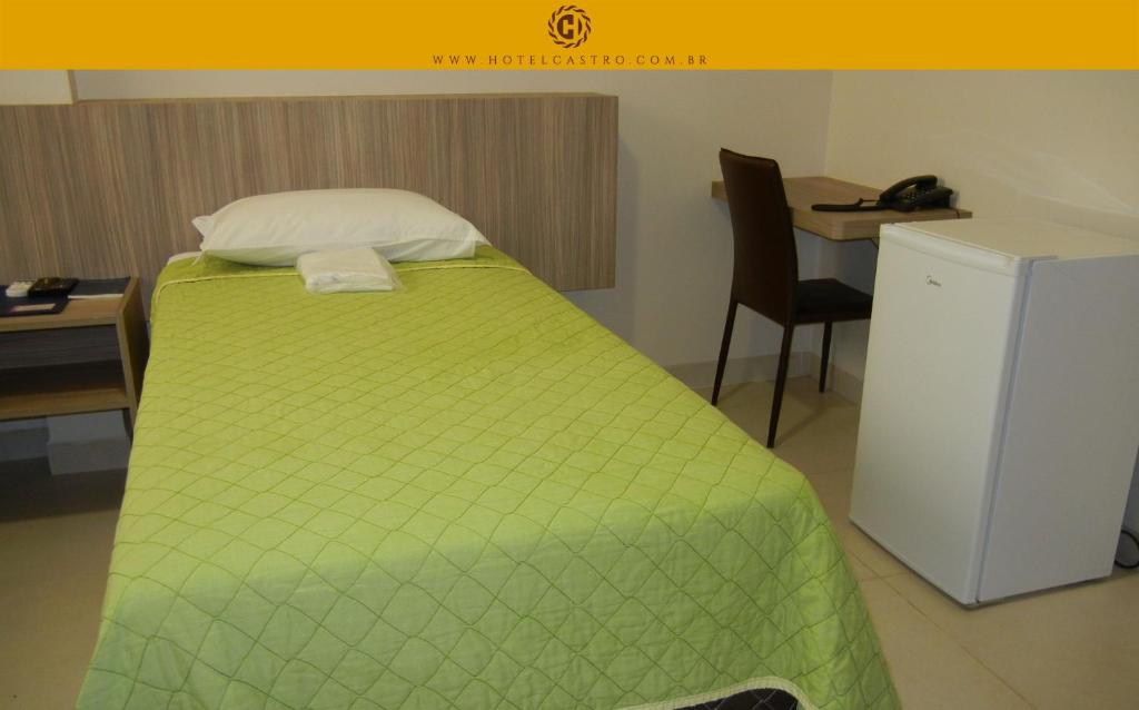 帕尔马斯卡斯特罗酒店的一张带绿色棉被的床