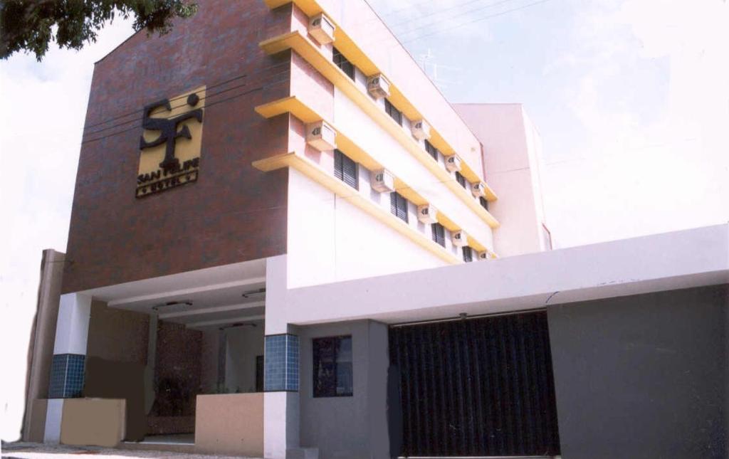 北茹阿泽鲁San Felipe Hotel的建筑的侧面有标志