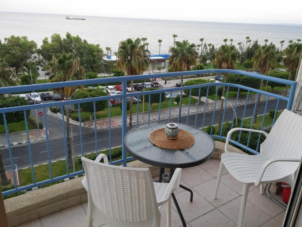 利马索尔Sea Front & City Center, Amazing Sea View的海景阳台上的桌椅