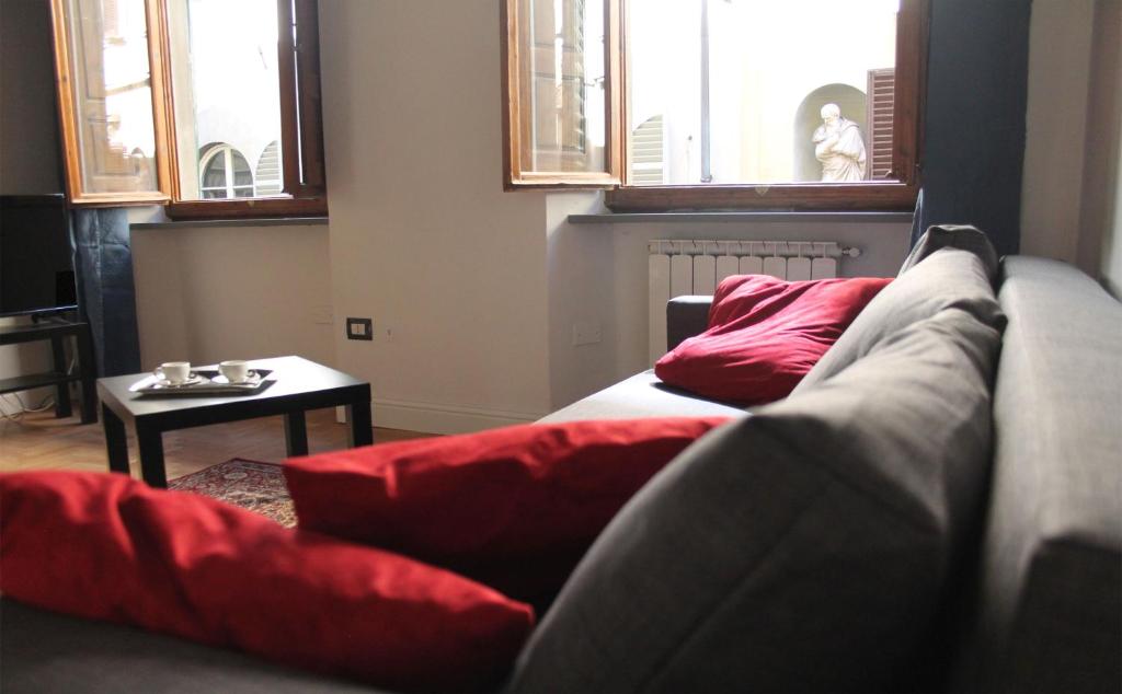 佛罗伦萨大教堂经典公寓的客厅配有红色枕头的沙发