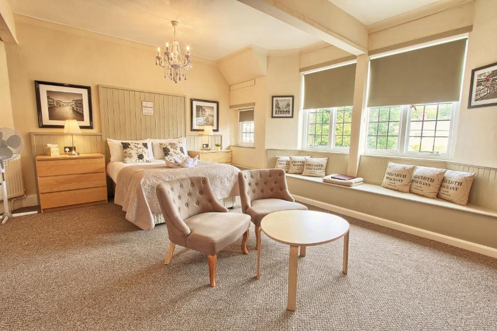 蒂斯河畔斯托克顿斯托克顿阿姆斯酒店的一间卧室配有一张床、一把椅子和一张桌子