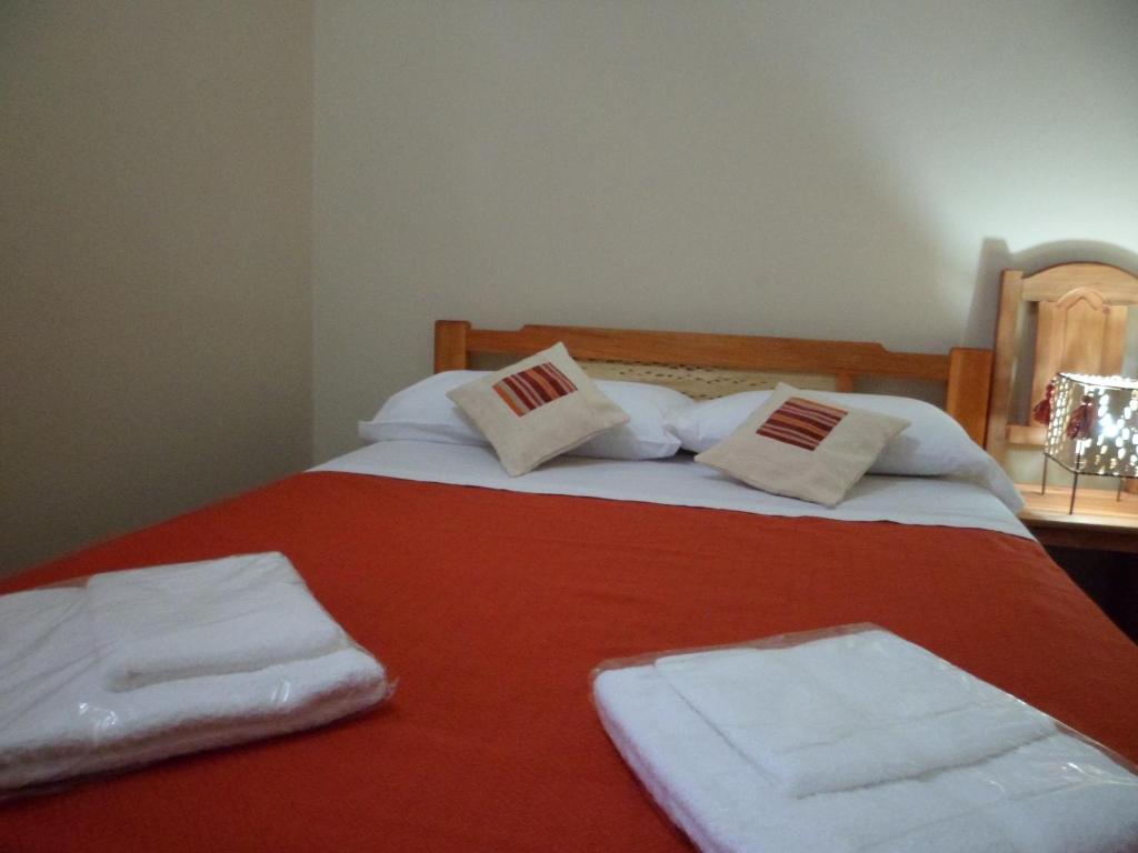 胡阿卡勒拉El Cardon Hospedaje的一间卧室配有一张带白色毛巾的床