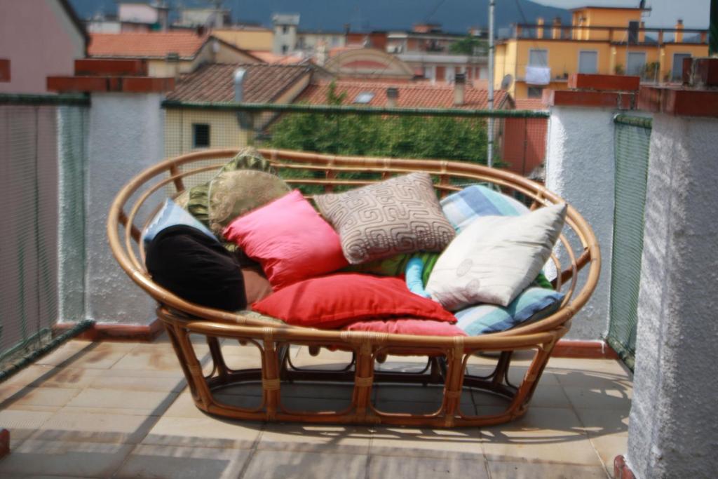 萨尔扎纳La Casa Torre di Eva的阳台上配有带枕头的藤椅