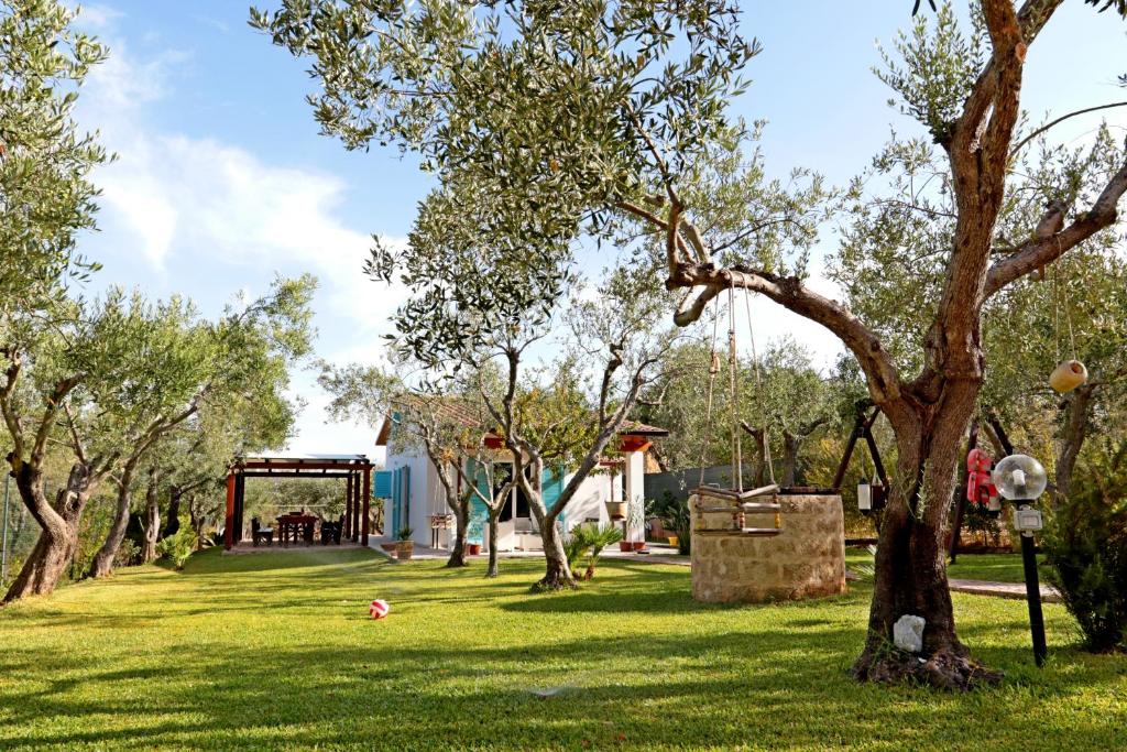 阿尔盖罗Giovanni House的远处的公园里种有树木,还有一个游乐场