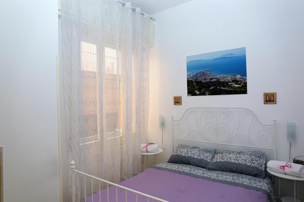 特拉帕尼Appartamenti al Porto的一间小卧室,配有床和窗户