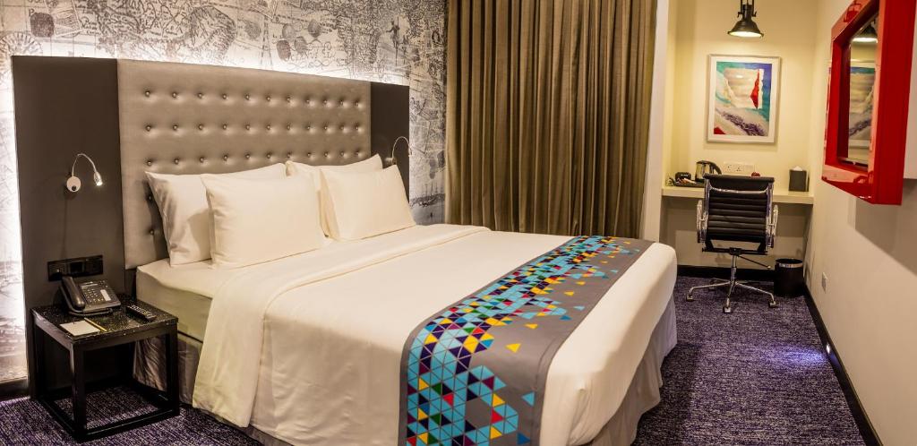 Fairway Colombo - Sri Lanka&#39;s First Hotel With Robot Technology客房内的一张或多张床位