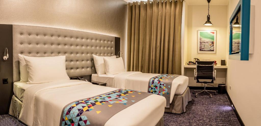 Fairway Colombo - Sri Lanka&#39;s First Hotel With Robot Technology客房内的一张或多张床位