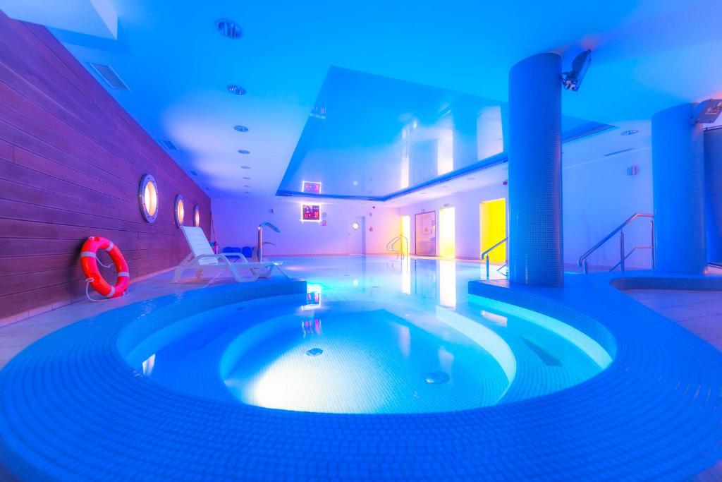 科沃布热格Mona Lisa Wellness & Spa的一个带热水浴缸的游泳池