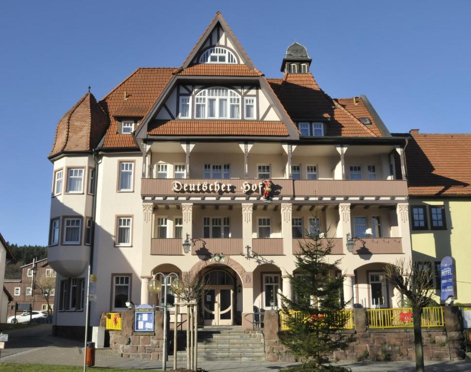 格奥尔根塔尔Amadeus Boutique Hotel Deutscher Hof的市中心的一座建筑