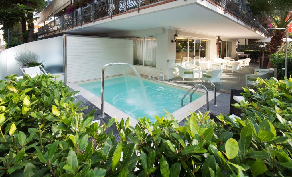 里乔内阿特拉斯酒店的一座房子后院的游泳池