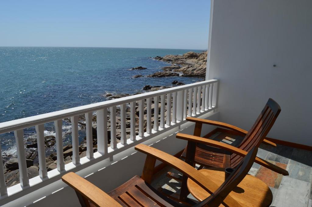 吕德里茨The Cormorant House的两把椅子坐在一个俯瞰着大海的阳台