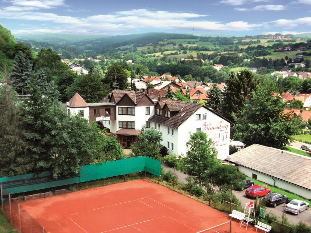 肖顿AKZENT Hotel Haus Sonnenberg的城镇中心的网球场