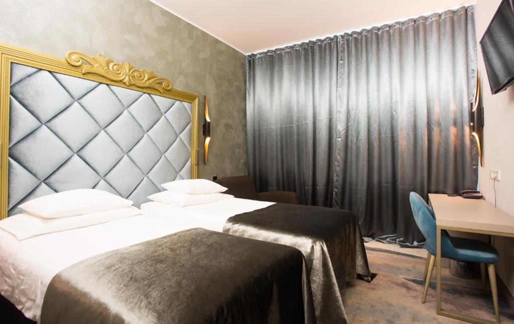 拉克韦雷海洋酒店&温泉的酒店客房配有两张床和一张书桌