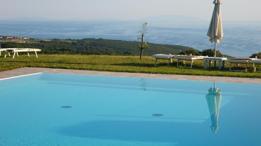 卡斯蒂利翁切洛Agriturismo San Quirico的蓝色的海景游泳池