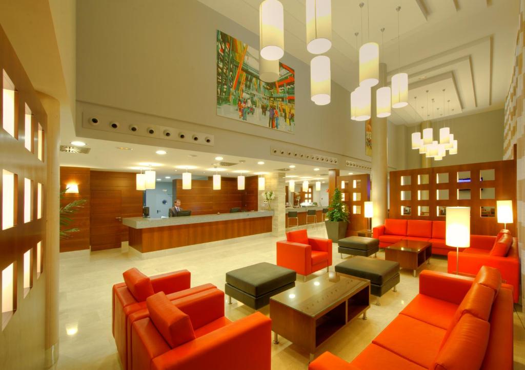 托雷洪-德阿尔多斯阿旺特机场酒店的大堂配有橙色家具,还有等候室