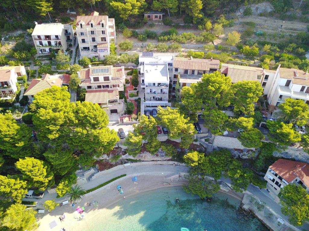布雷拉Villa Dalmatia Apartments的城市空中景观与水池