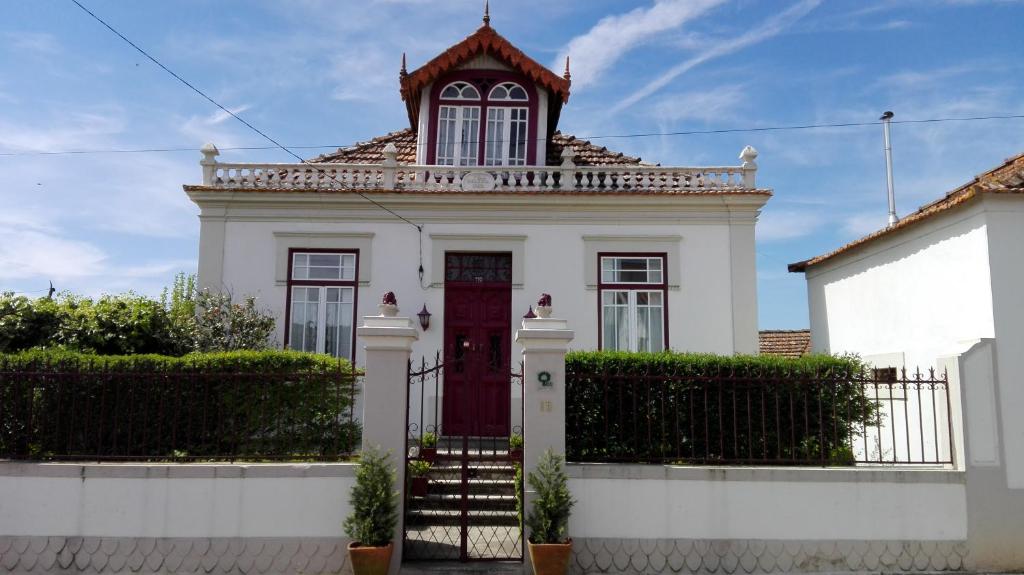 洛萨Vila Delfina的一间红色门的白色房子