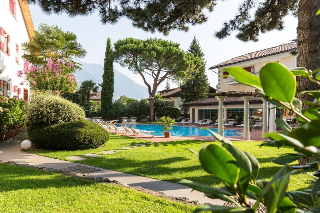 马伦格欧贝鲁耶特罗曼蒂克酒店的一个带游泳池和房子的庭院