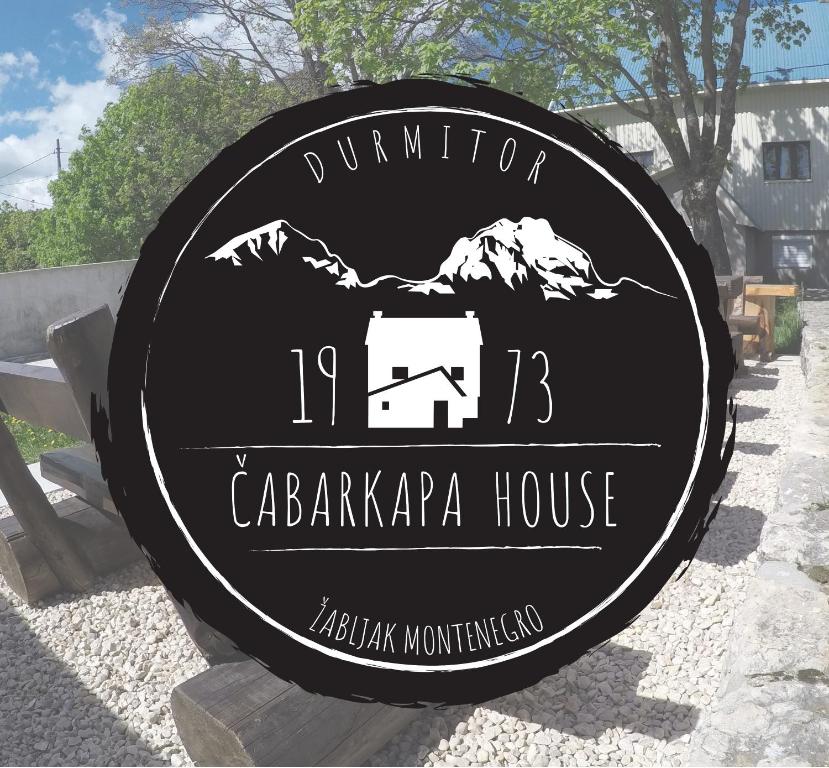 扎布利亚克Cabarkapa Guesthouse的人行道上卡拉巴拉帕房子的标志